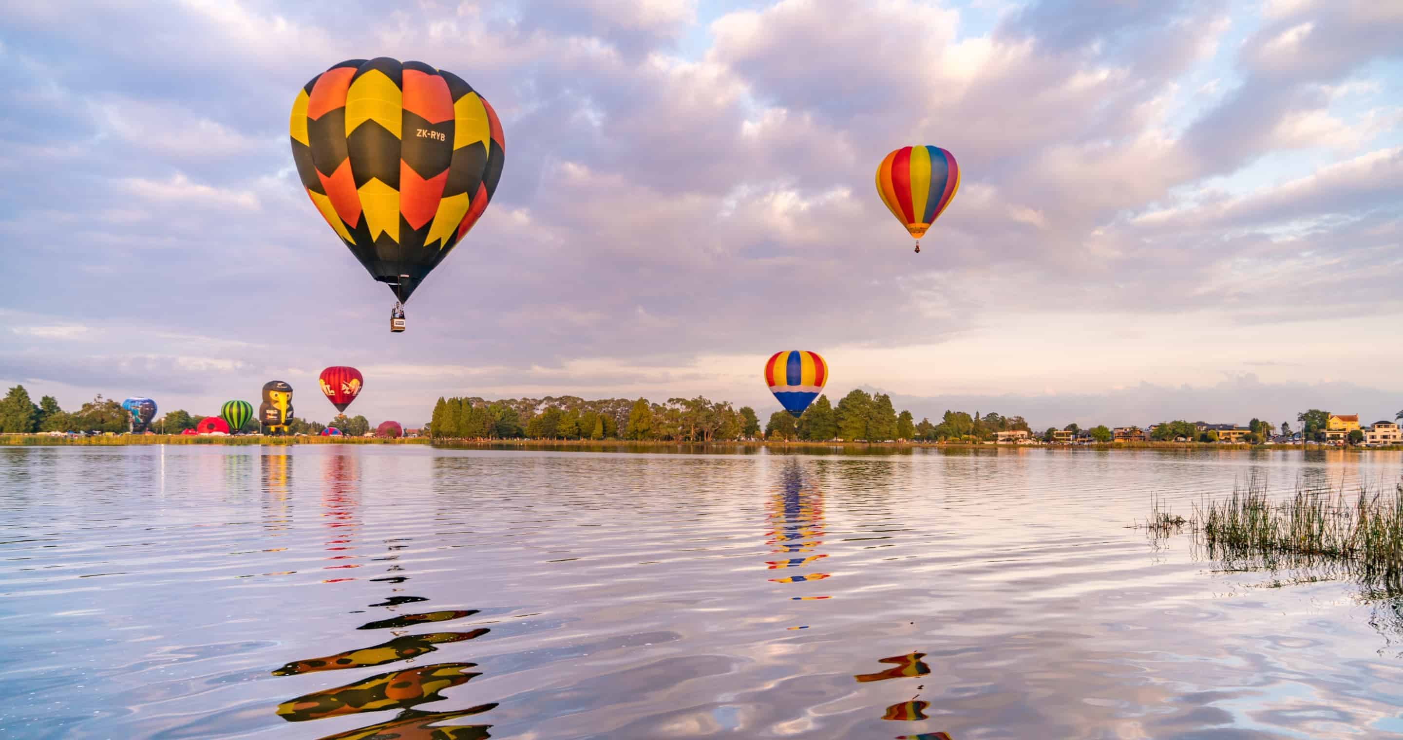 Balloons-over-Waikato-Hamilton-Lake